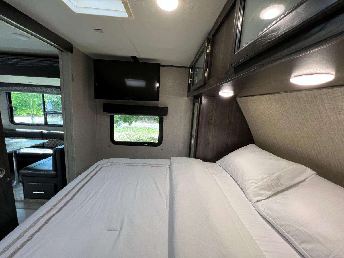 Отель Lake Front Rv Experience Close To Port Canaveral And Kennedy Space Center Тайтусвилл Экстерьер фото