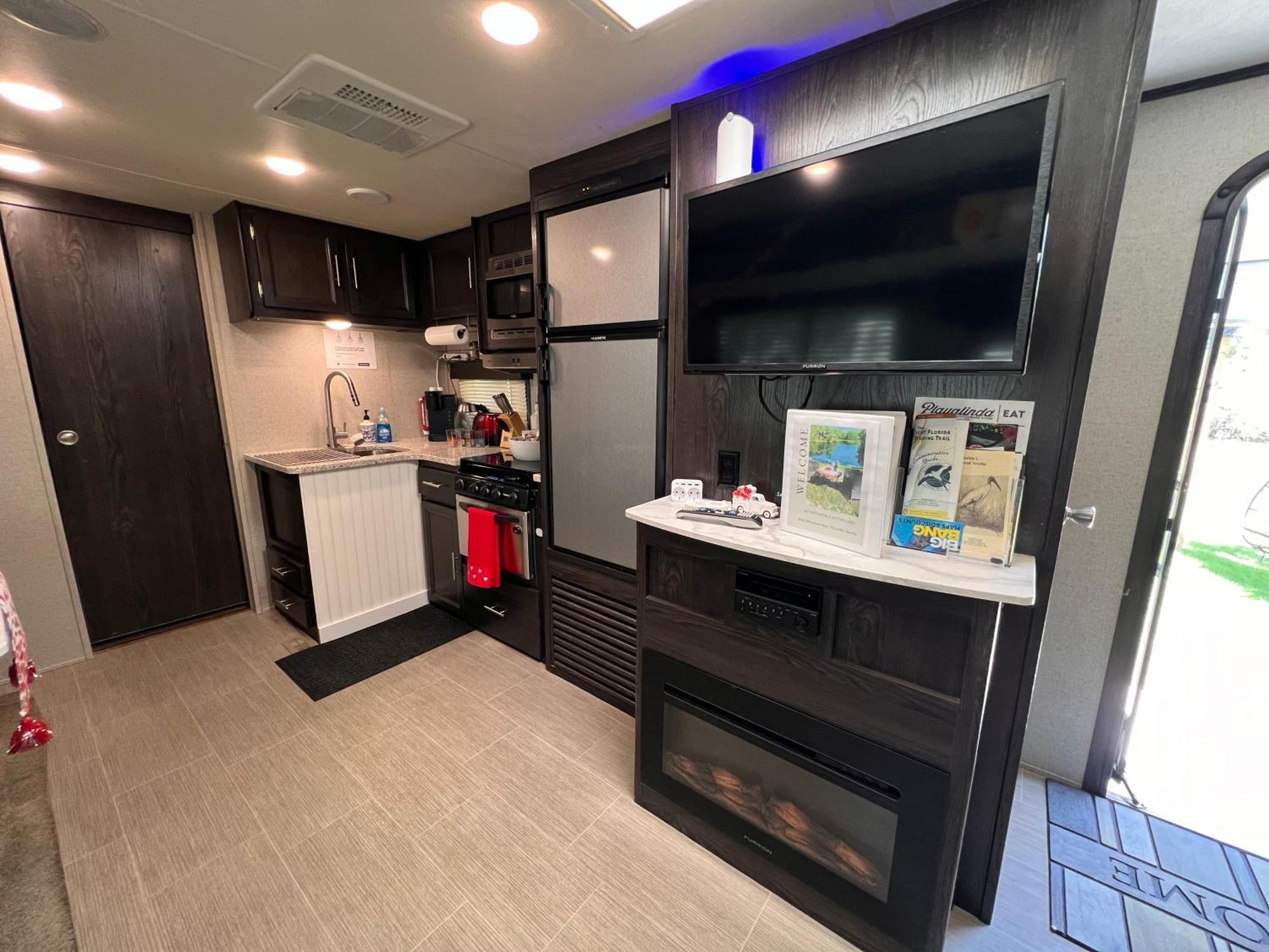 Отель Lake Front Rv Experience Close To Port Canaveral And Kennedy Space Center Тайтусвилл Экстерьер фото